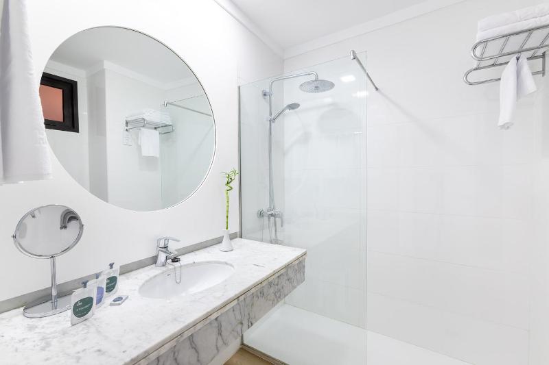 Double or Twin Room image 4