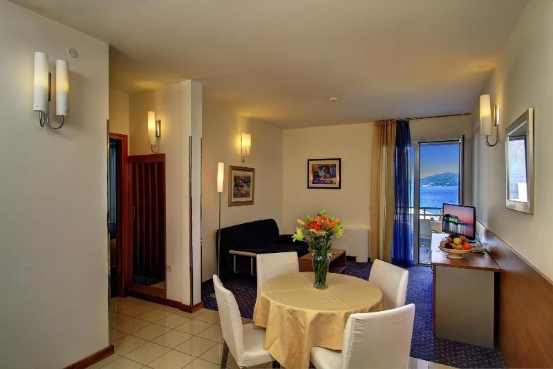 One-Bedroom Suite with Sea View image 3