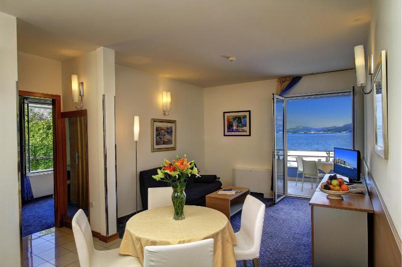 One-Bedroom Suite with Sea View image 2