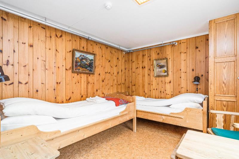 Standard Twin Room image 4