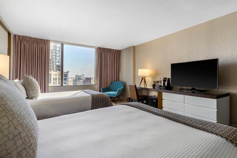 Club Premier Room - 2 Queen Beds image 3