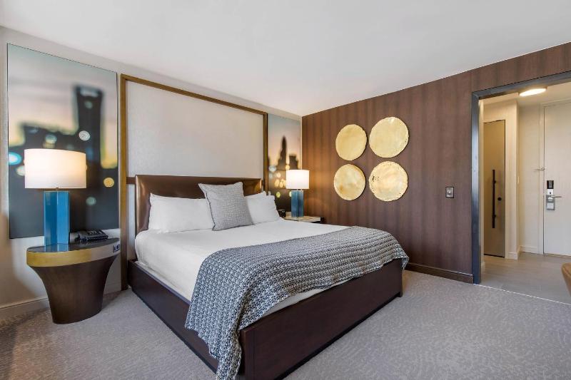 Deluxe Room - 1 King Bed image 3