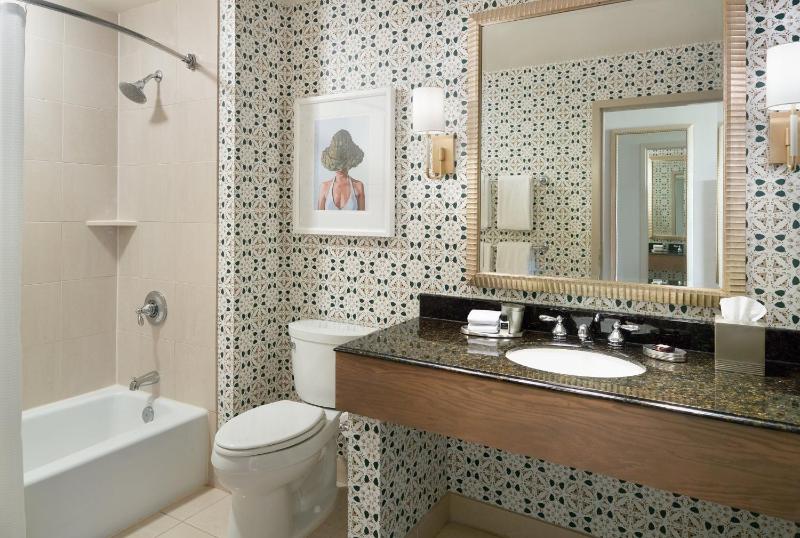 Deluxe King Room image 2