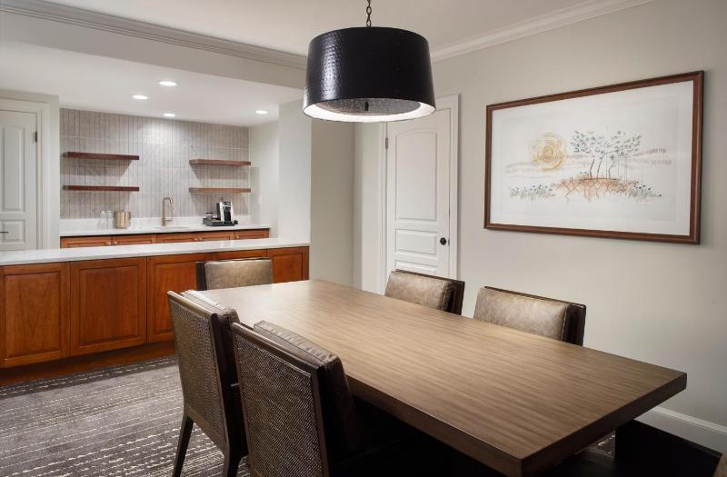 Premium Riverview Parlor Suite