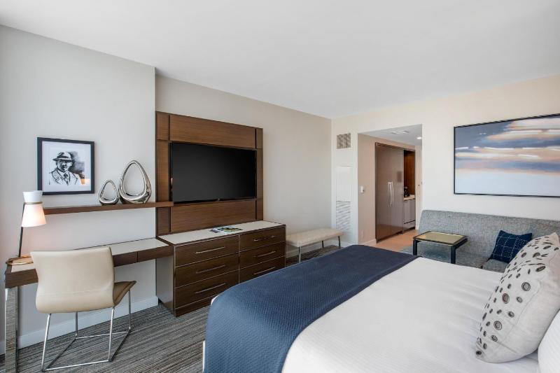 Deluxe King Room image 4