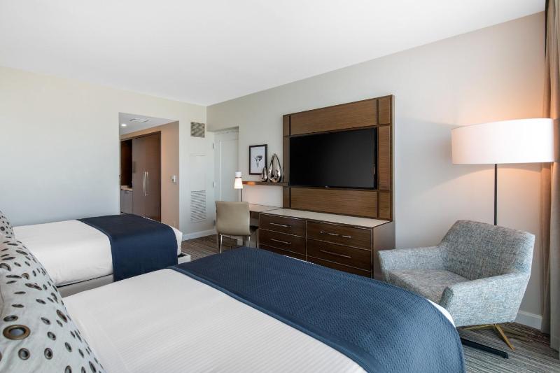 Deluxe Queen Room with Two Queen Beds image 3
