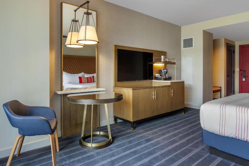 Deluxe King Room image 2