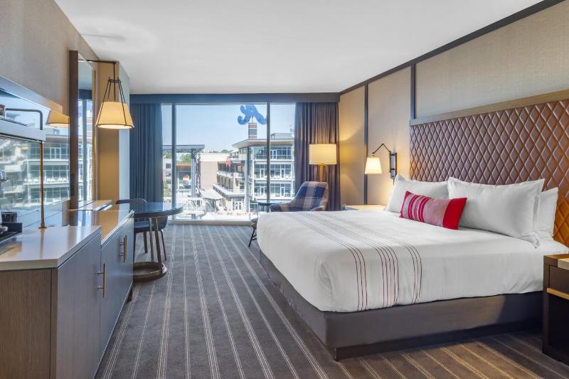 Premier Executive Room - 1 King Bed image 4