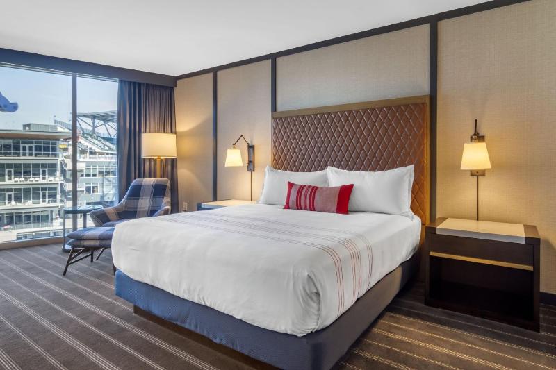 Premier Executive Room - 1 King Bed image 3