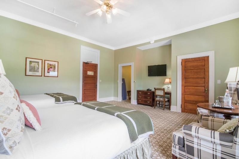 Deluxe Queen Room with Two Queen Beds image 3