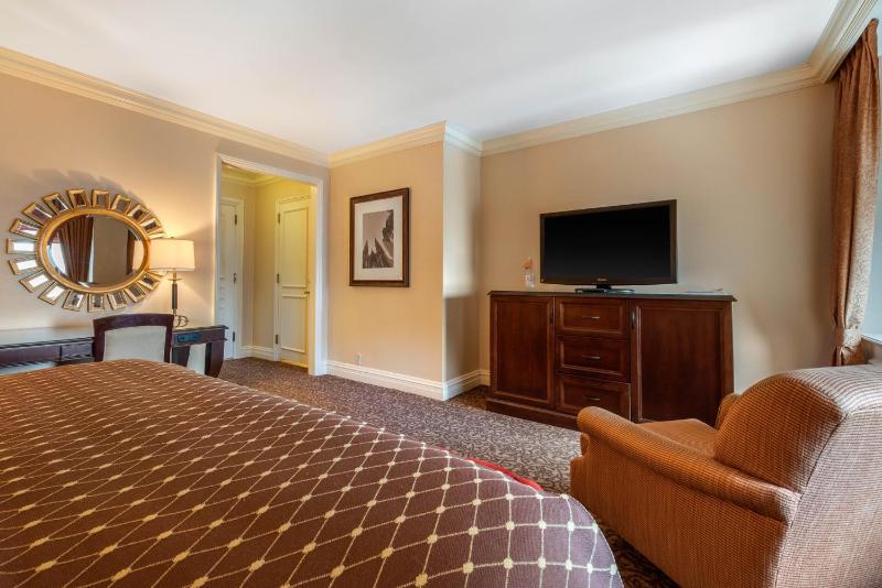 Deluxe Room - One King Bed image 3