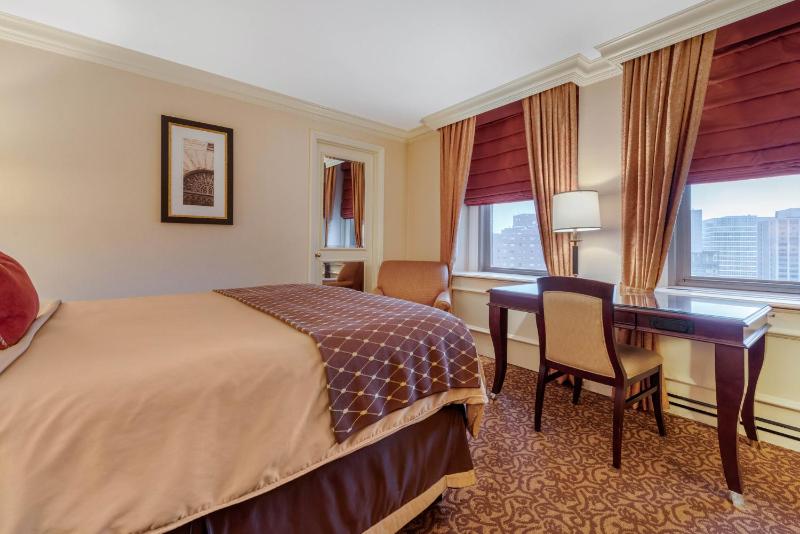 Deluxe Room - One Queen Bed image 4
