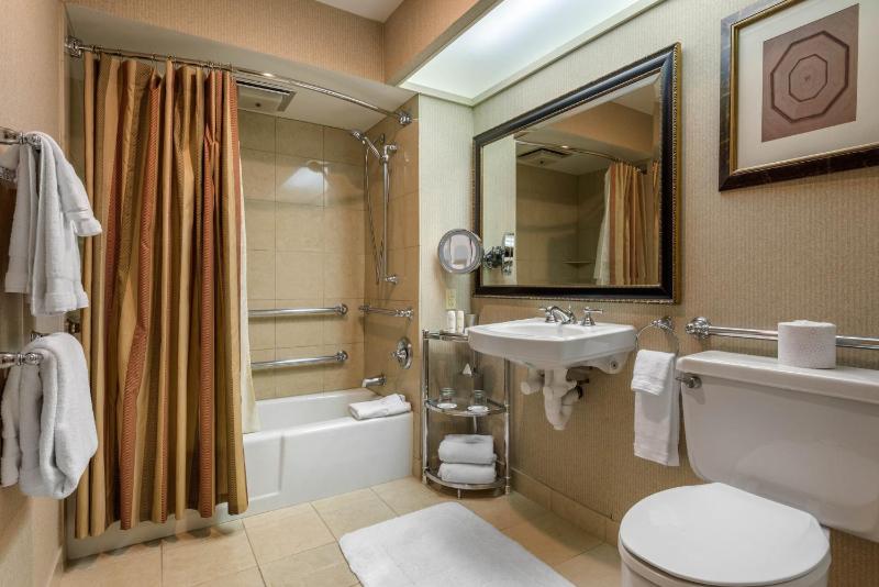 Deluxe Room - One Queen Bed - Disability Access image 2
