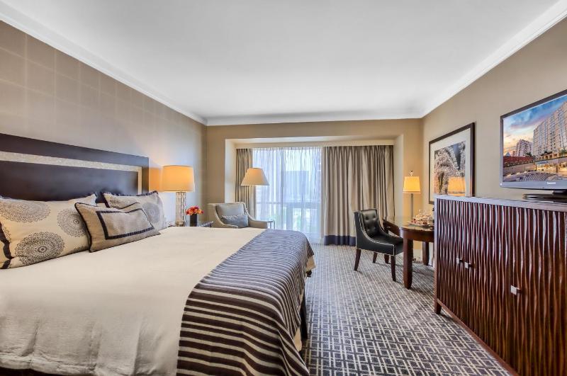 Premier King Room image 4