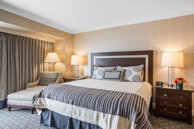 Premier King Room image 2