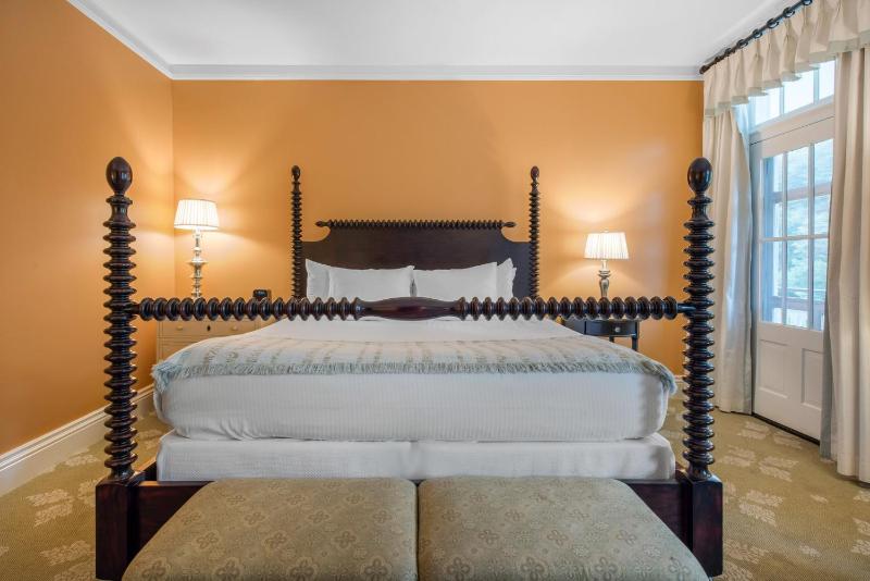Resort View Porch Room - One King Bed image 3