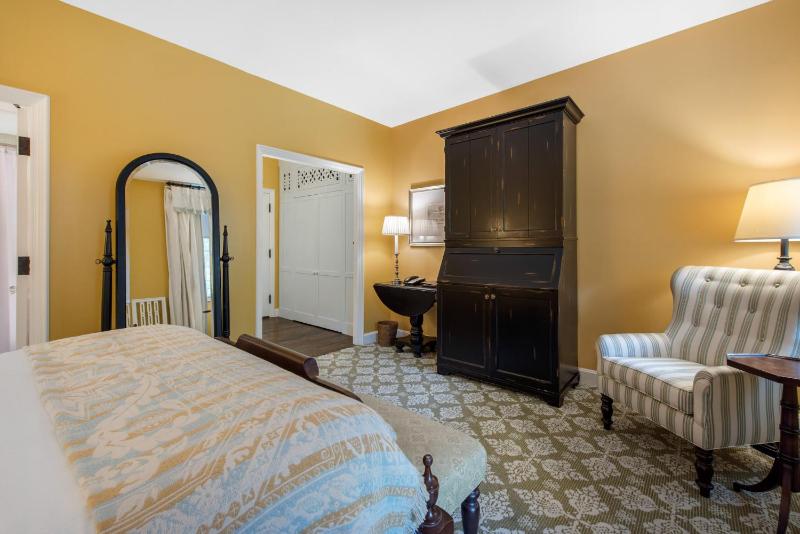 Resort View Porch Room - One Queen Bed - Disability Access image 2