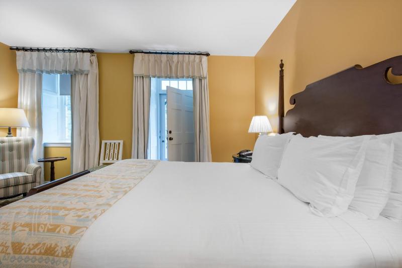 Resort View Porch Room - One Queen Bed image 3