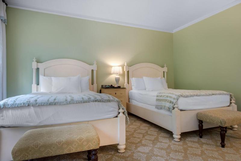 Deluxe Room - Two Double Beds image 4