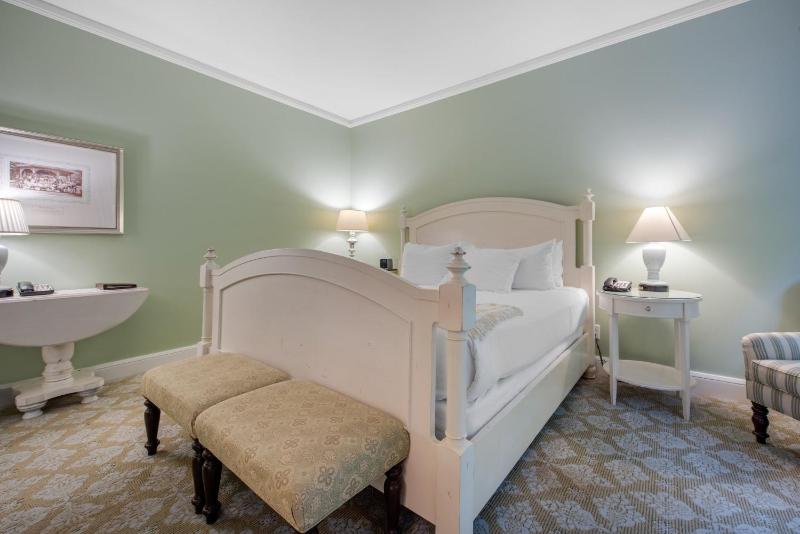 Deluxe Room - One King Bed image 3
