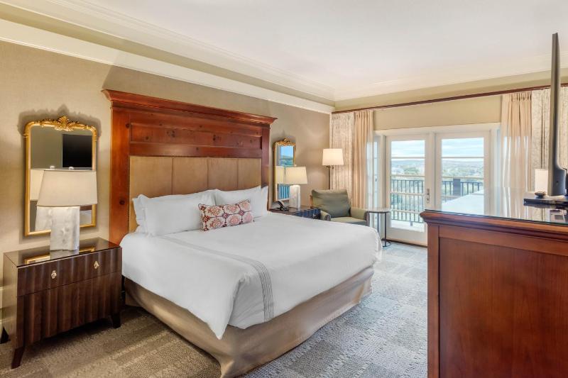 Premier Room 1 King Bed with Juliette Balcony image 2