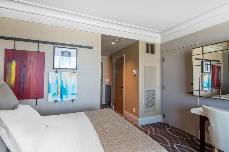 Deluxe Queen Room with Two Queen Beds - Accessible image 4