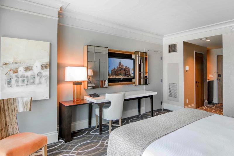 King Room with Roll-In Shower - Disability Access image 4