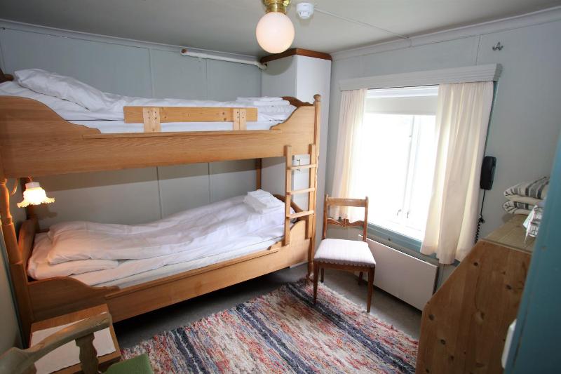 Economy Twin Room image 2