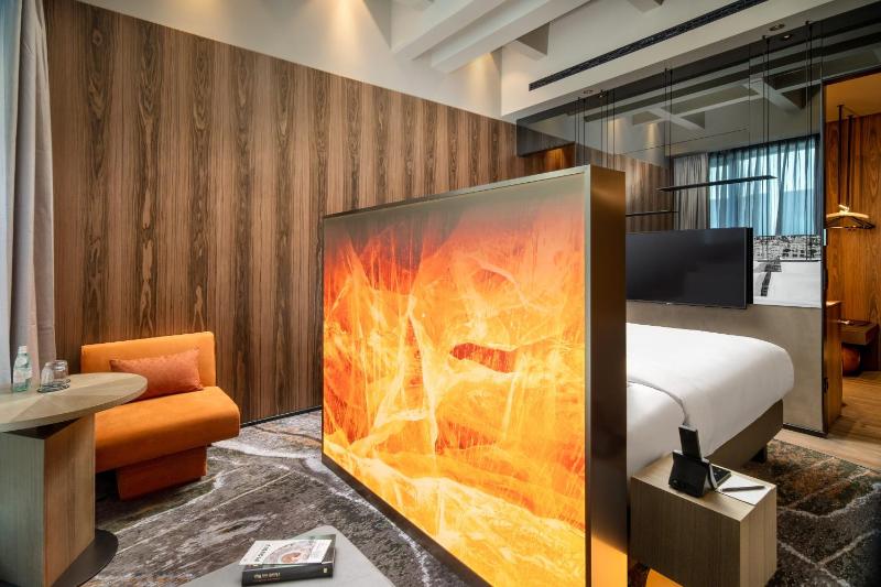 Superior King Room image 3