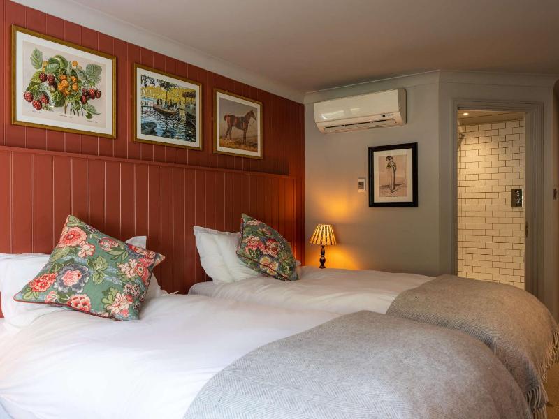 Superior Twin Room image 4