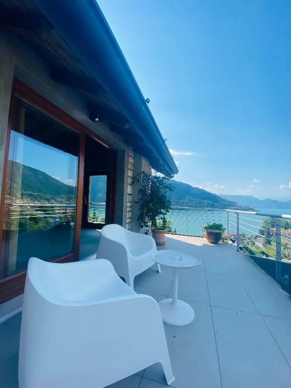 Double Room with Balcony image 1