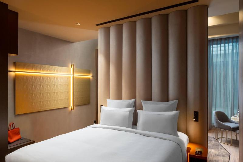 Deluxe Suite with One Double Bed image 3
