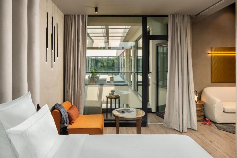 Deluxe Suite with One Double Bed and Balcony image 4