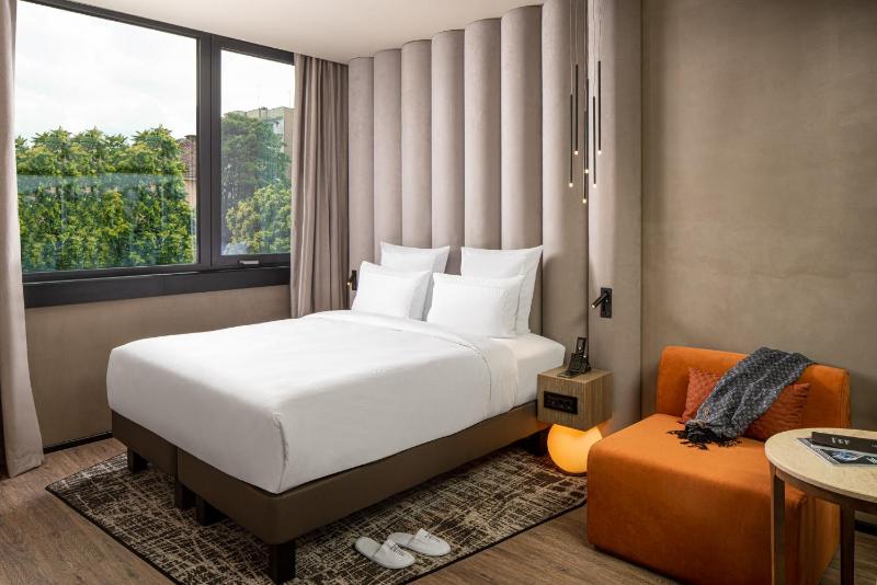 Deluxe Suite with One Double Bed and Balcony image 3