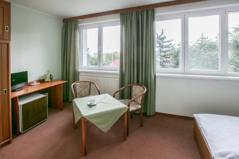 Standard Twin Room with Garden View image 4