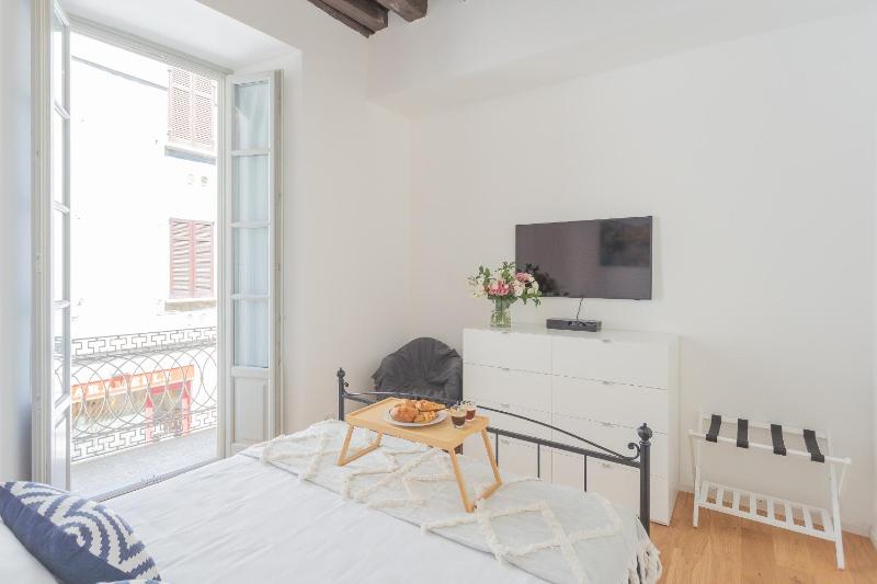 Independence Apartment Balcony by Rent All Como - image 7