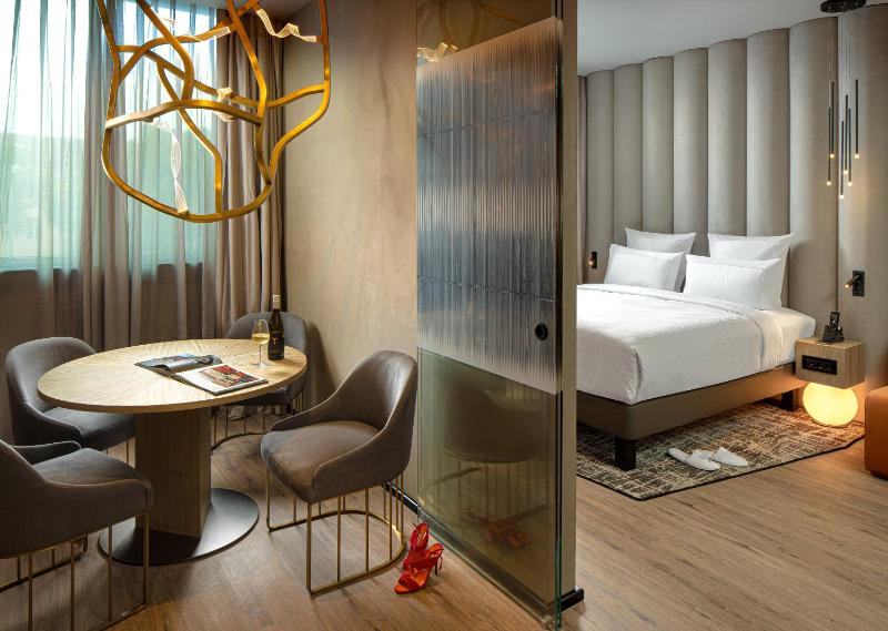 Deluxe Suite with One Double Bed image 1