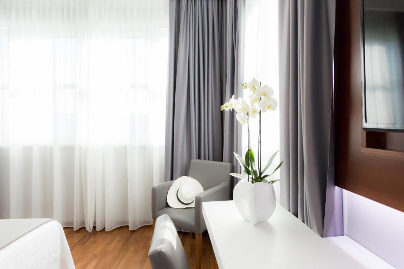 Classic Double Room image 4