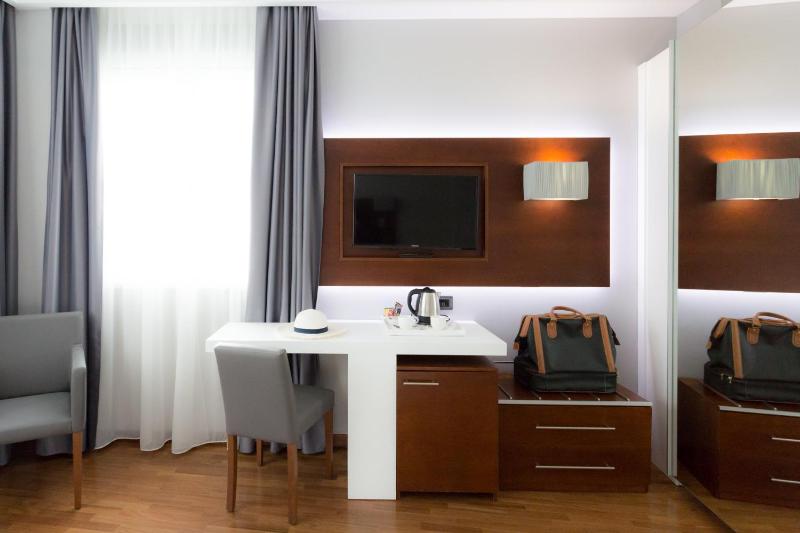 Classic Double Room image 3