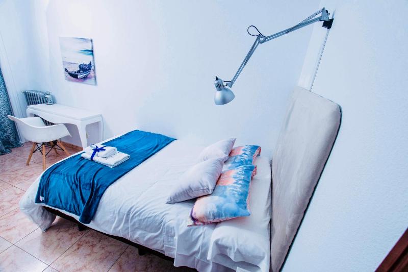 Single Room image 4