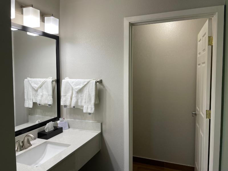 1 King Bed, Jetted Tub Suite, Non-Smoking image 3