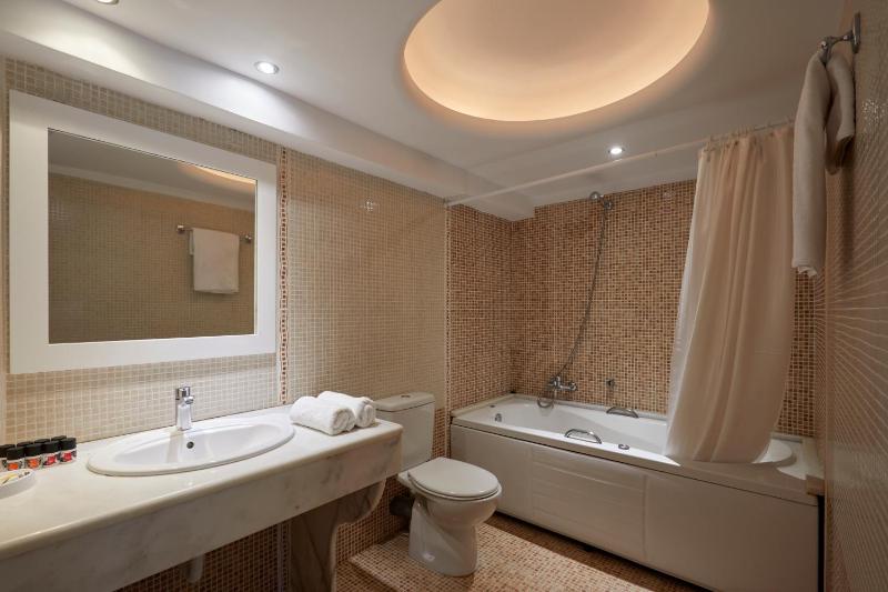Standard Double Room image 3