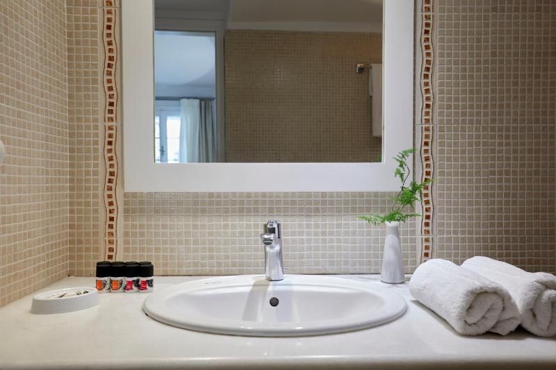 Standard Double Room image 2