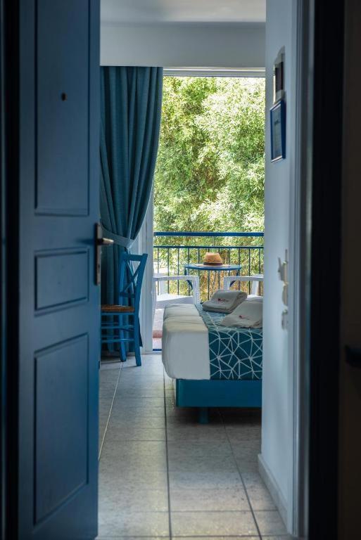 Standard Double or Twin Room with Garden View image 4