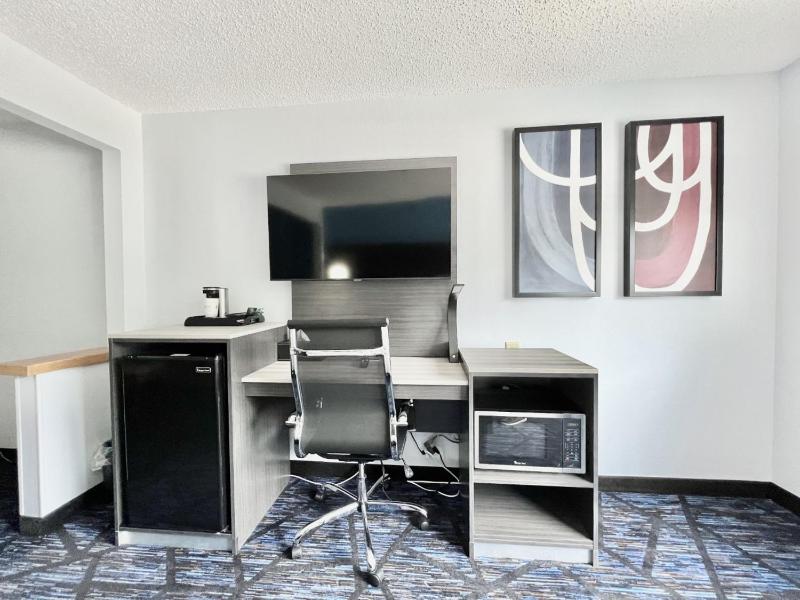 King Suite - Non-Smoking image 2