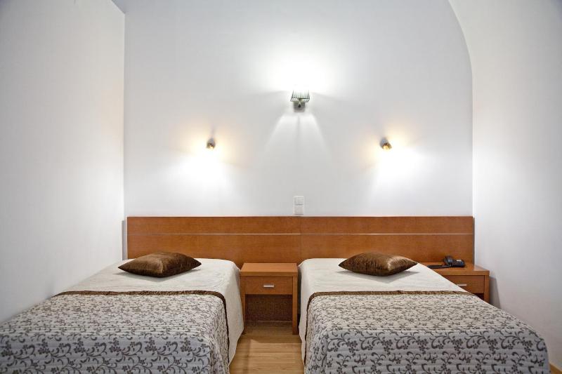 Twin Room image 4
