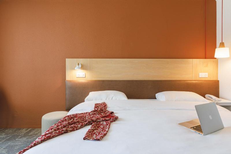 Standard Double Room image 2