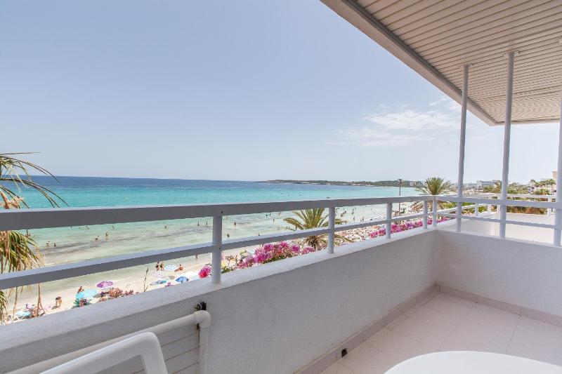 Twin Room with Sea View image 4