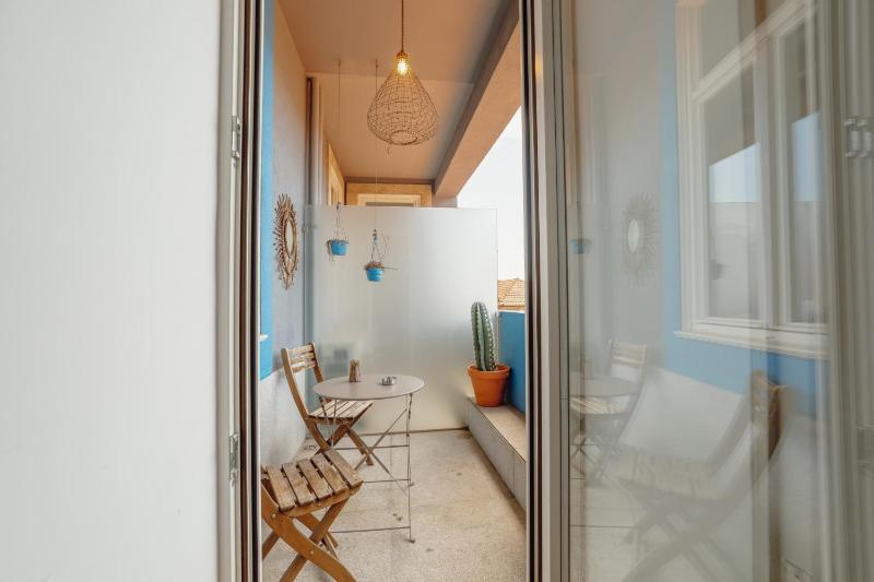 Downtown Modern Studio With Terrace by Vacationy - image 3