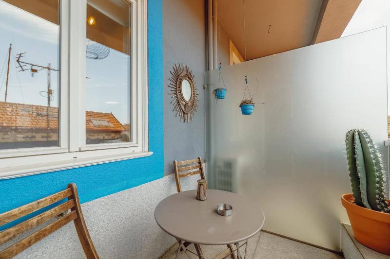 Downtown Modern Studio With Terrace by Vacationy - image 7